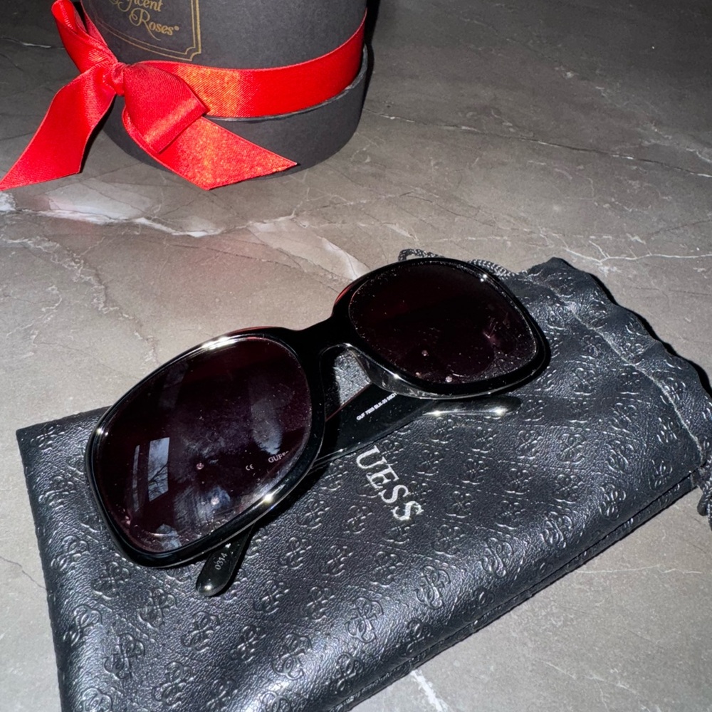 GUESS Black Sunglasses with Logo and Case - Picture 2 of 3